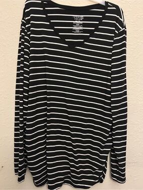 Time and Tru Black and White Striped V-Neck Long Sleeve Tee